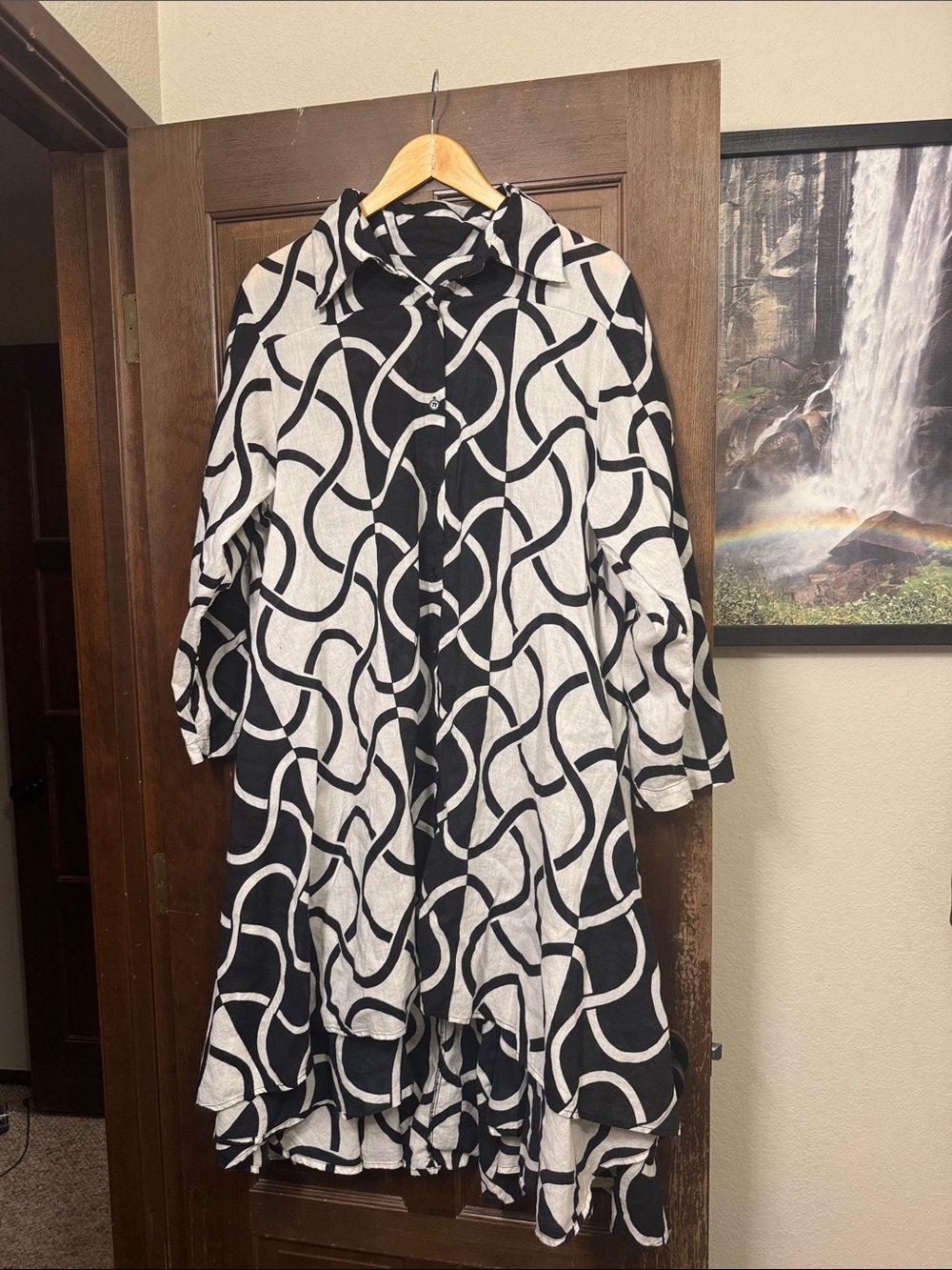 Black & White Abstract Curve Button-Front Dress